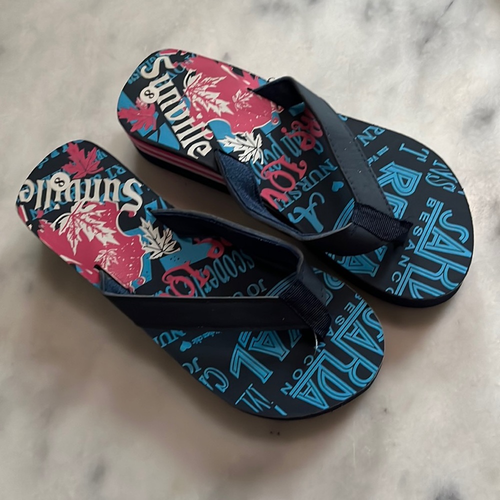 NWOT Women’s Flip Flops Size 8